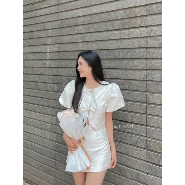 SET ÁO TRẮNG HOA NỔI CỘT DÂY THẮT NƠ + CHÂN VÁY