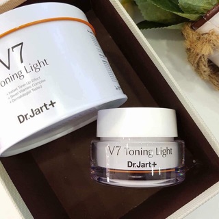 Kem dưỡng trắng cấp ẩm chuyên sâu dr.jart V7 toning light