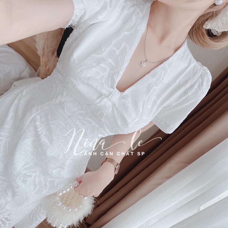 Đầm trắng cổ tim nơ ngực thanh lịch, sang trọng | BigBuy360 - bigbuy360.vn