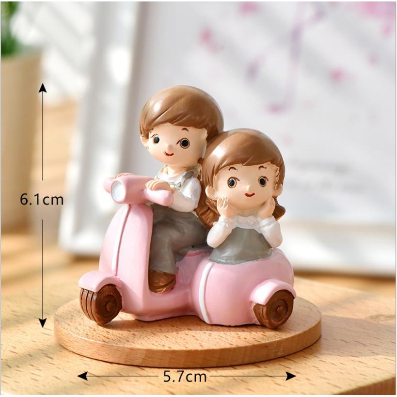 Tượng Cặp đôi ngồi xe Vespa và bóng bay trang trí tiểu cảnh nông thôn, terrarium/ mô hình trang trí