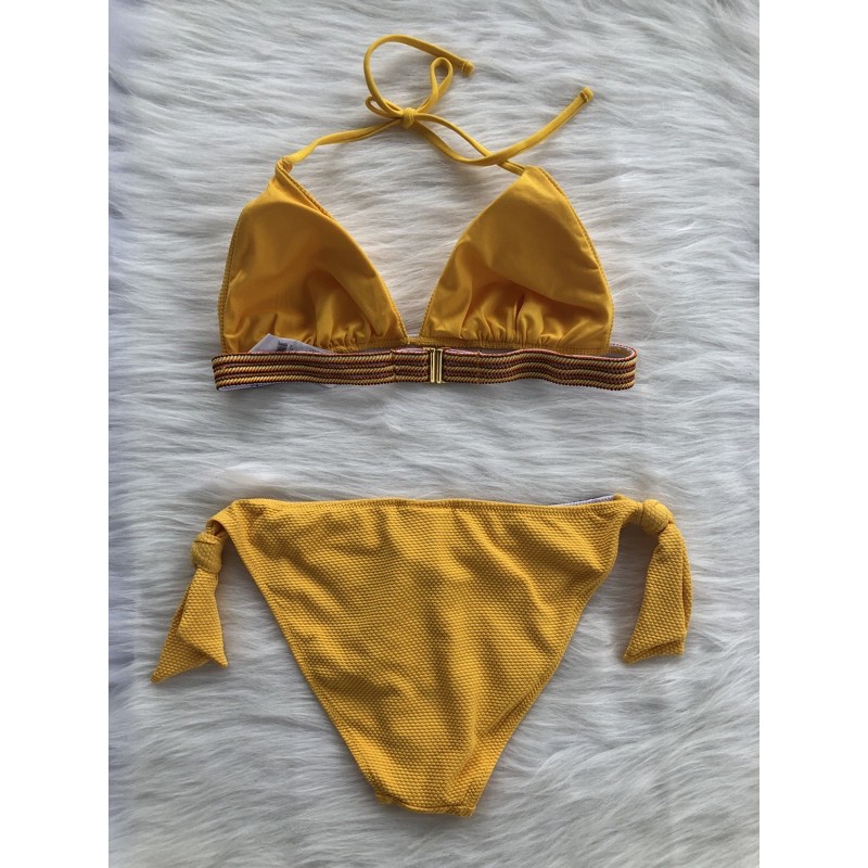 Bikini vàng hai mảnh có mút ngực xuất xịn