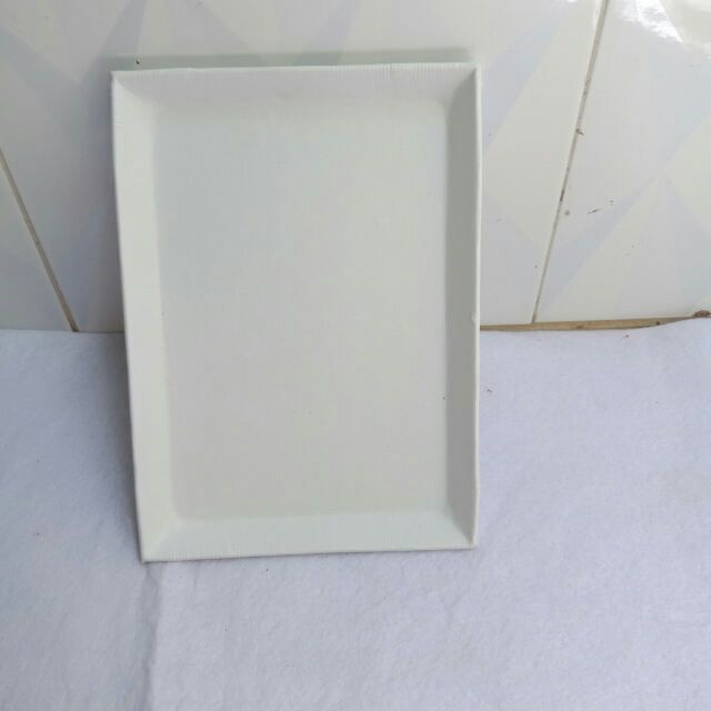 Mâm trắng trưng bày trang sức