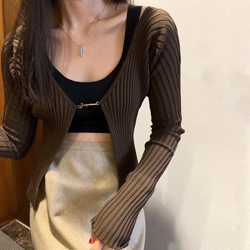 Wittygirls_shop | Áo Crop top dệt kim tay dài màu trơn phối dây xích kim loại gợi cảm cho nữ