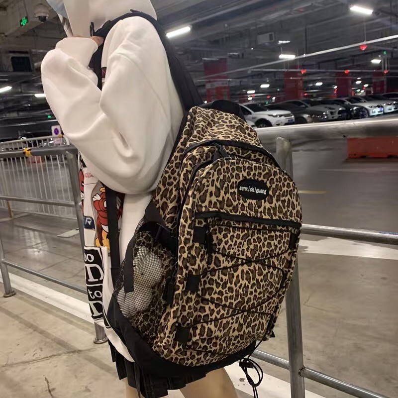 Balo hoạ tiết da báo cá tính kèm gấu