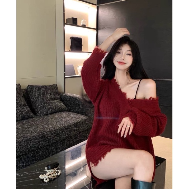 Áo len đỏ trơn rách gấu cổ tim trễ vai ullzang