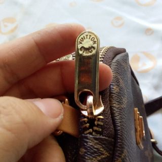 Cơm boTúi đeo chéo mini hiệu LV