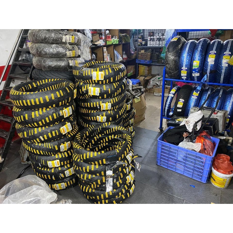 Lốp Xe máy không xăm Thương Hiệu Pirelli Rosso 3 các size 110/70-17, 140/70-17 và 150/60-17 lắp cho xe máy côn tay.