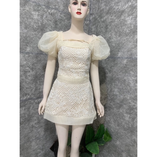 Váy ren cổ vuông dáng xoè