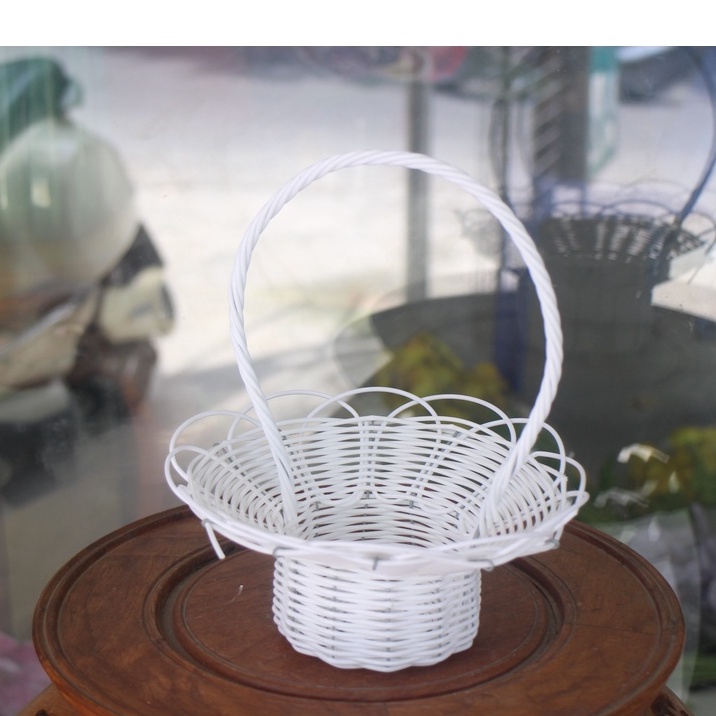 Giỏ nhựa mây cắm hoa màu trắng tinh khôi