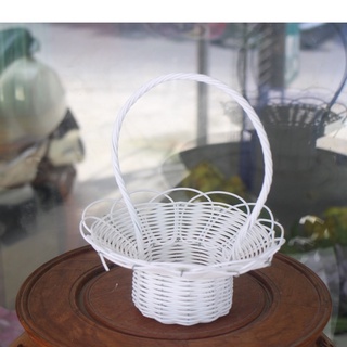 Giỏ nhựa mây dùng cắm hoa- tung hoa sự kiện, màu trắng tinh khôi