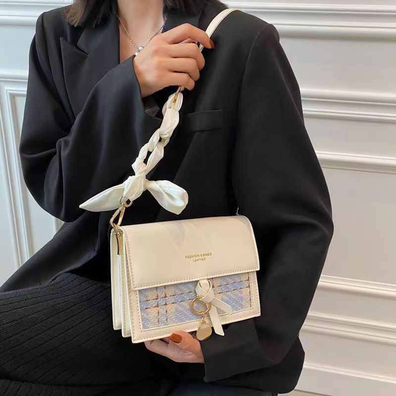 Túi xách nữ dây chuyền mùa hè phổ biến của năm nay