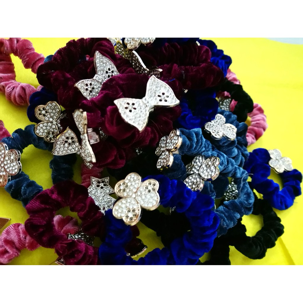 Combo 10 cột tóc nhung đính đá siêu sang như hình. Ở ngoài lấp lánh hơn hình. Lấy đủ màu ngẫu nhiên. Màu nào cũng đẹp.