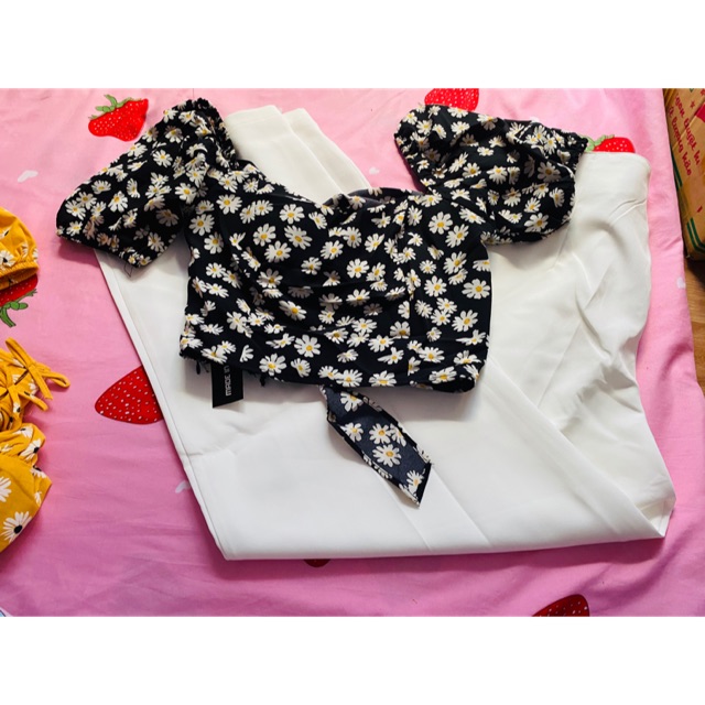 Set áo croptop quần ống rộng . Set hoa cúc hot hit