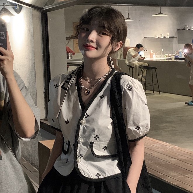 Áo Crop Top tay ngắn cổ chữ V in họa tiết hoa nhí xinh xắn
