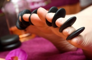 Đá kẹp chân massage