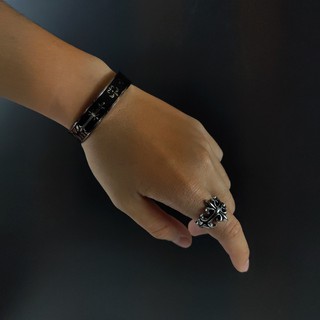 Vòng tay TITAN Chrome heart dạng cuff hoạ tiết hoa bách hợp nổi phủ đen - Mẫu VT-05 - SUN ACCESSORIES