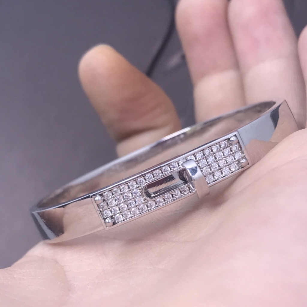 Vòng Tay Vàng Hồng 18K Mũi Heo Chữ H Đính Đá 2022