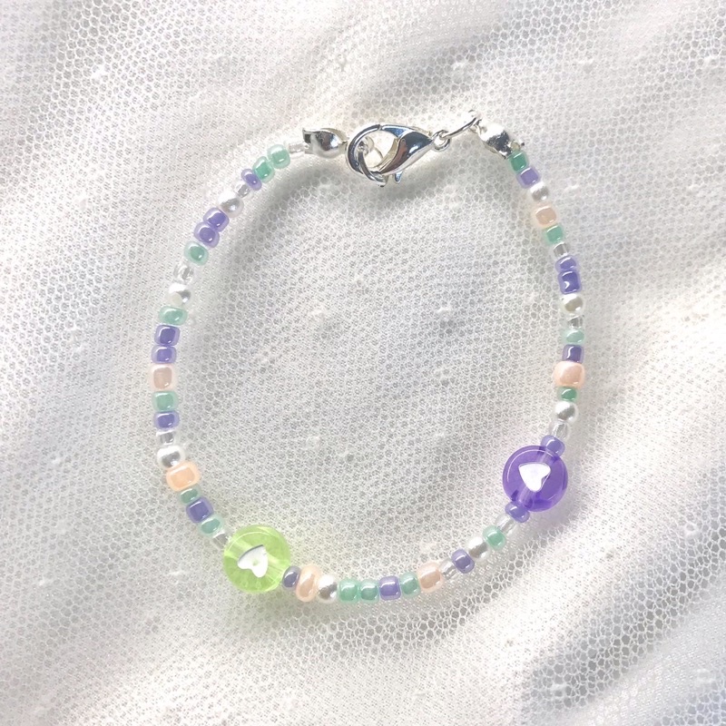 Handmade - Vòng tay hạt cườm màu pastel mix hoạ tiết trái tim