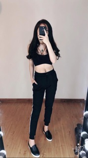 Quần jogger nữ màu đen sọc trắng thể thao