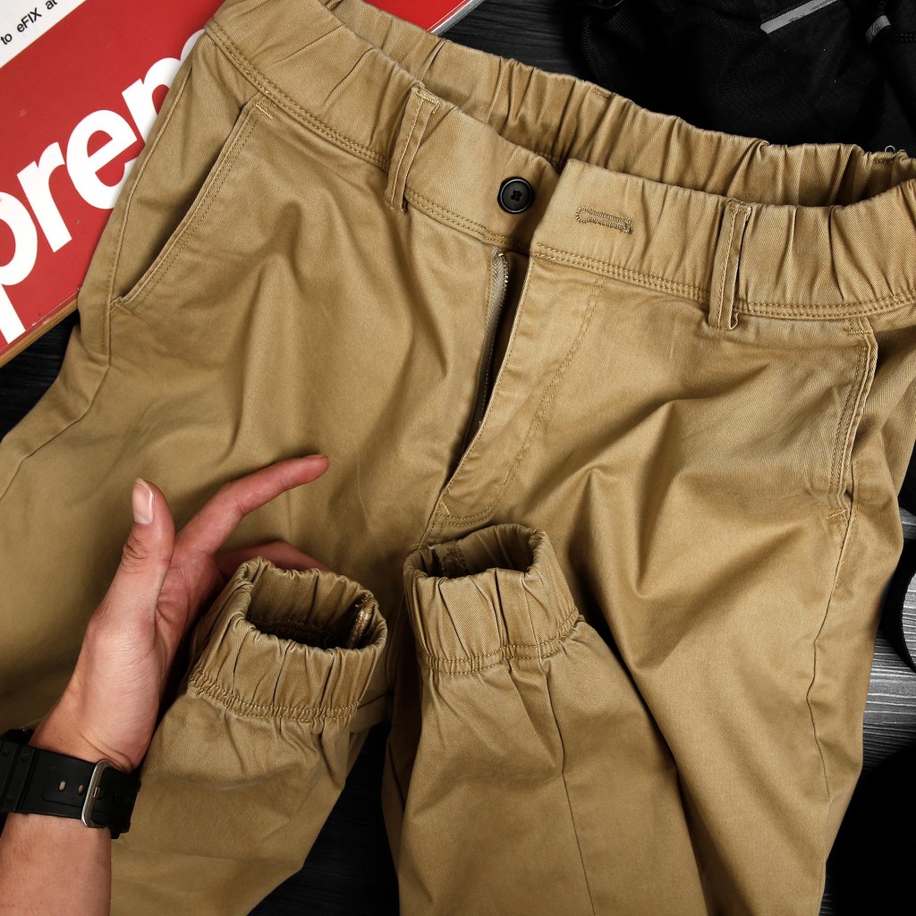 Có tất cả các loại quần âu cho bé trai.」There are all kinds of casual pants for boys.