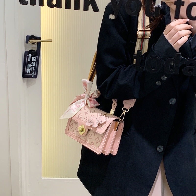 SÉT TÚI XÁCH TẶNG KÈM KHĂN LỤA STICKER CHẤT LIỆU DA PU.