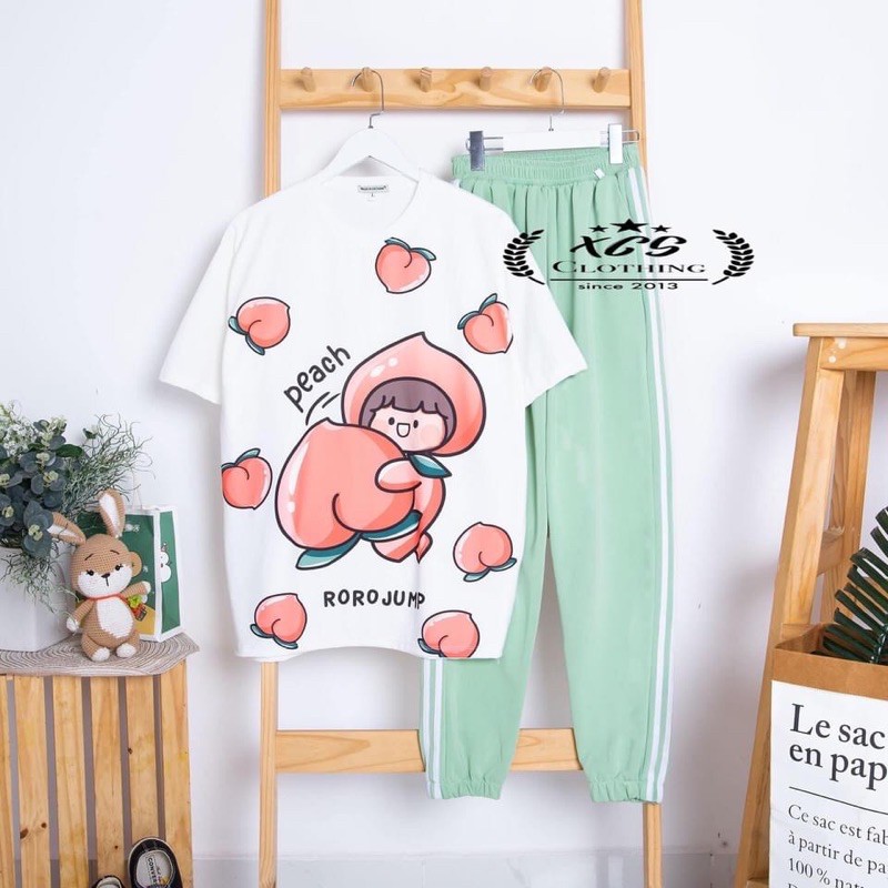 set áo thun tay lỡ quần jogger basic màu xanh 2 sọc trắng in em bé quả đào MH