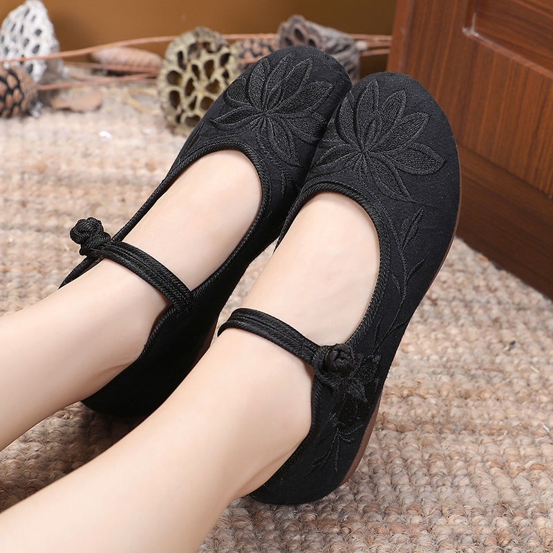 Giày Vải Đế Mềm Chống Trượt Thoáng Khí Thêu Họa Tiết Phong Cách Dân Tộc Bắc Kinh Cổ Điển Dành Cho Nữ Trung Niên