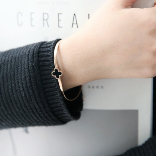 Lắc Tay Mì Sợi To Và Cỏ 4 Lá Titan Ko Đen TT 2763