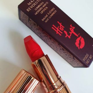 Son Charlotte Tilbury Matte Revolution màu Tell Laura