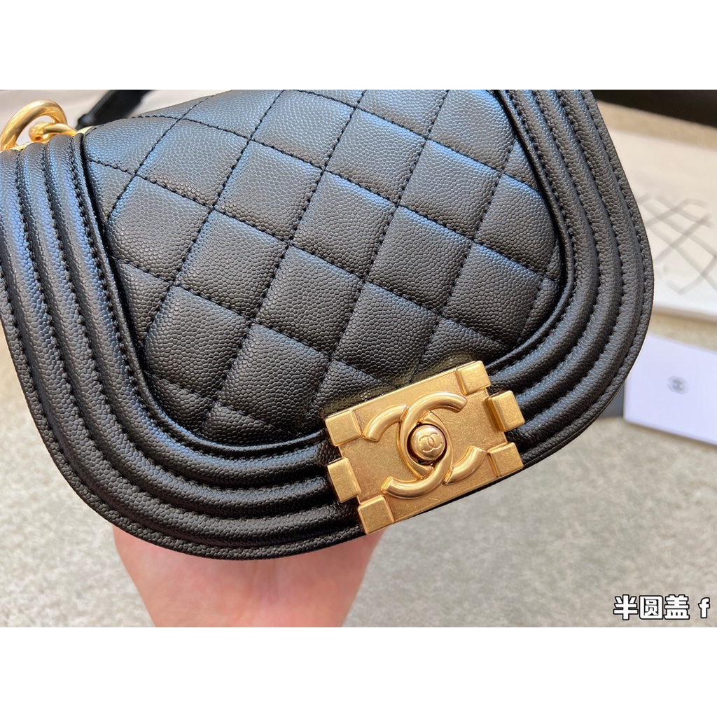 Túi Đeo Chéo Da Cừu Phối Kim Loại Màu Đen Vàng Sang Trọng