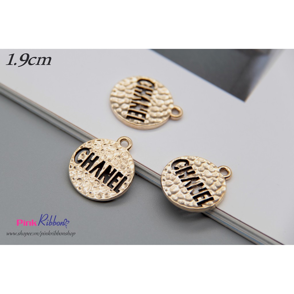 Set 2 cái - Charm Bảng chữ ChA-Nel