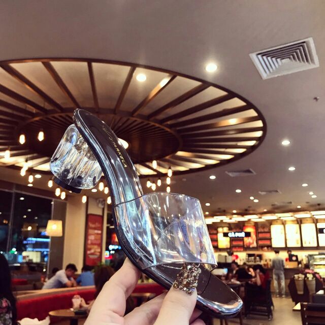 Dép hot gơ Võ Lý Kim Ngân