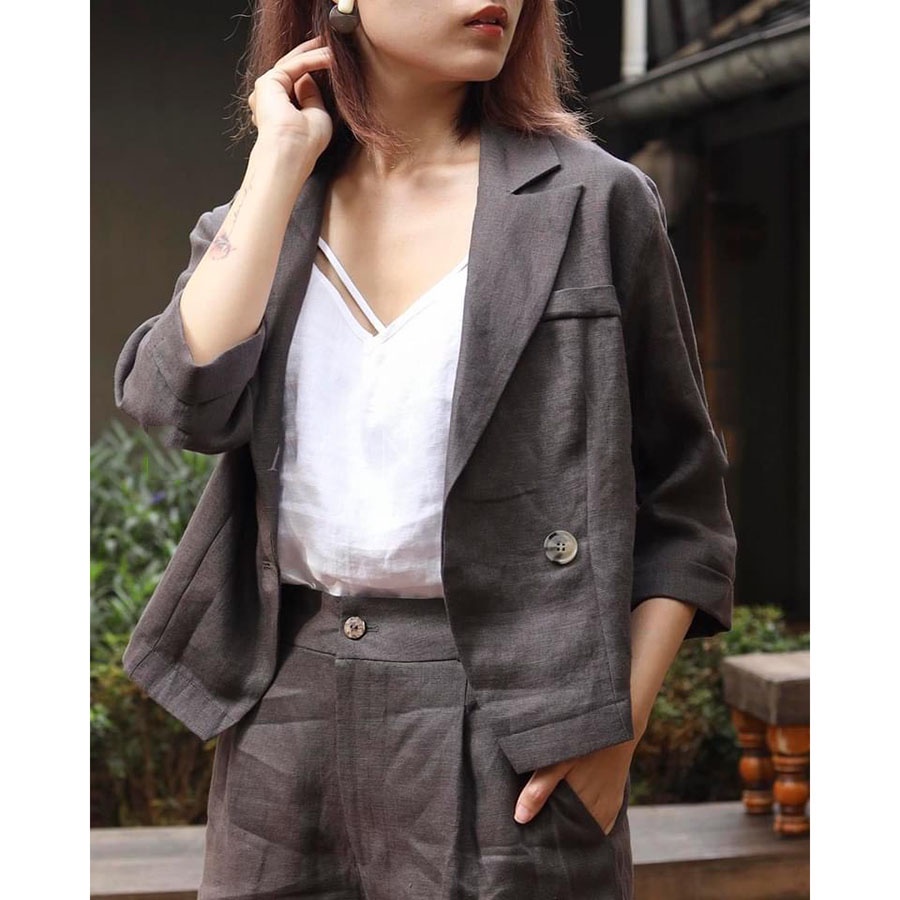 Set bộ Linen 3 món áo blazer dáng lửng túi ngực quần short kèm áo 2 dây trẻ trung - Xám chì