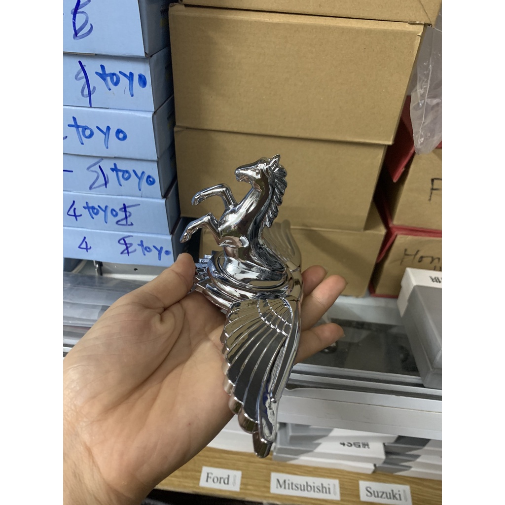 Logo dán capo mui xe cánh chim hình con ngựa Ferrari