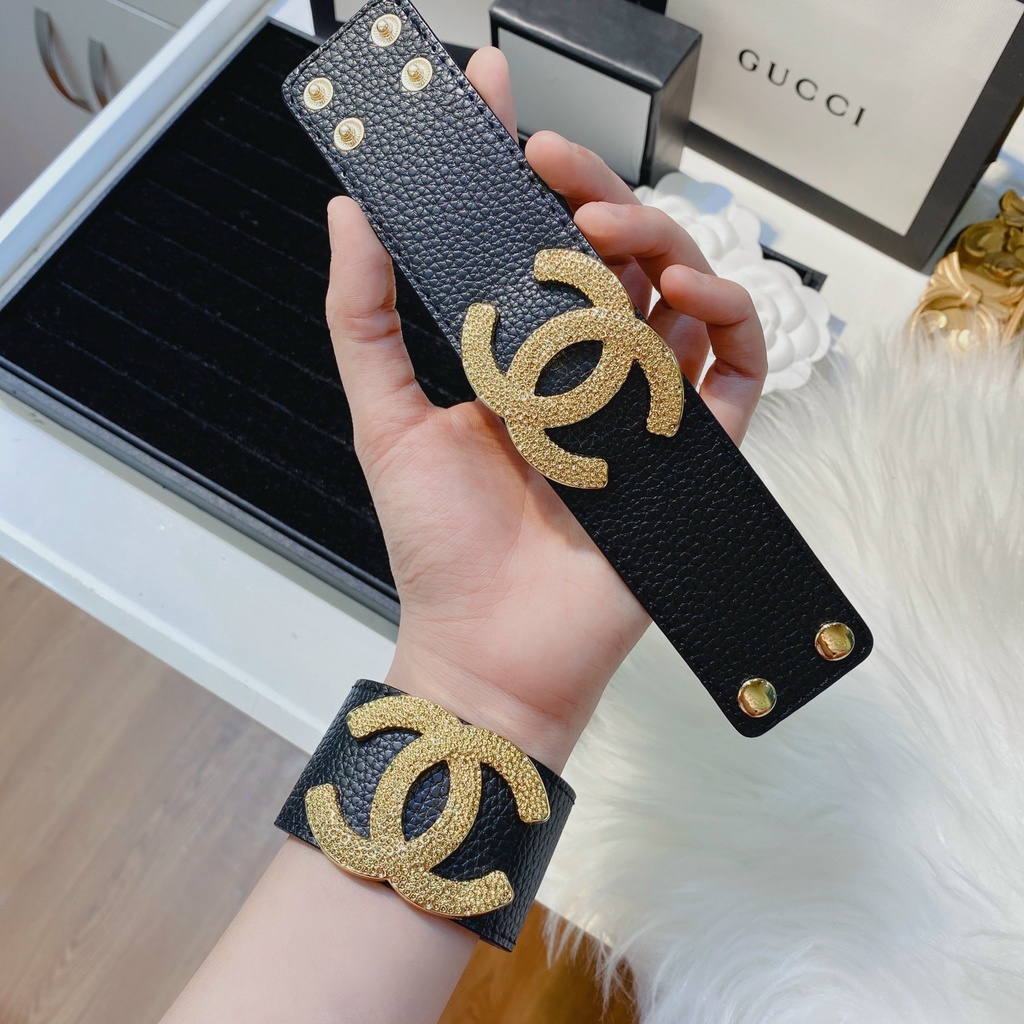 Vòng tay nữ dây da cao cấp bảng to Ròm House hoạ tiết và logo thương hiệu cao cấp - VTDBT01802