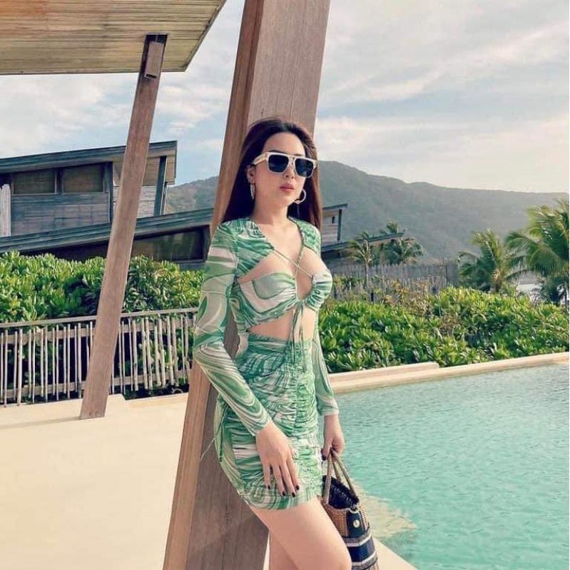 Bikini 2 mảnh tay dài xanh lá sang chảnh, sexy