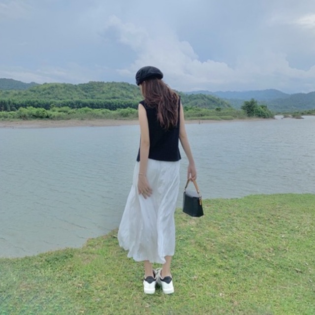 Chân váy trắng nhún dáng dài 2 Lớp, bo chun phần eo + áo gile đen len dày - Meadow