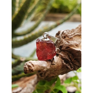 Mặt dây chuyền đá thô Red Garnet kích thước nhỏ cho nữ