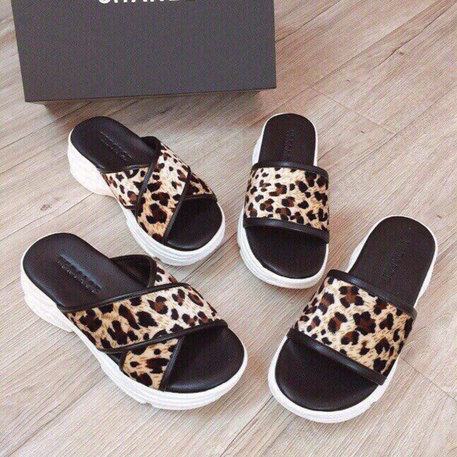 Dép lê da báo đế dày