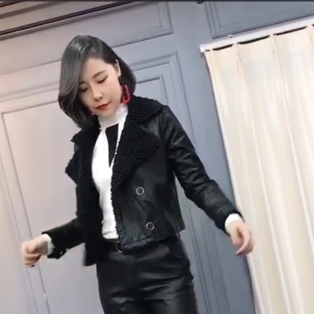 Áo da tay và cổ lông chất dày siêu mềm có trần bên trong,shop bao chất luôn a,kết hợp với chân váy quần jean siêu xinh .