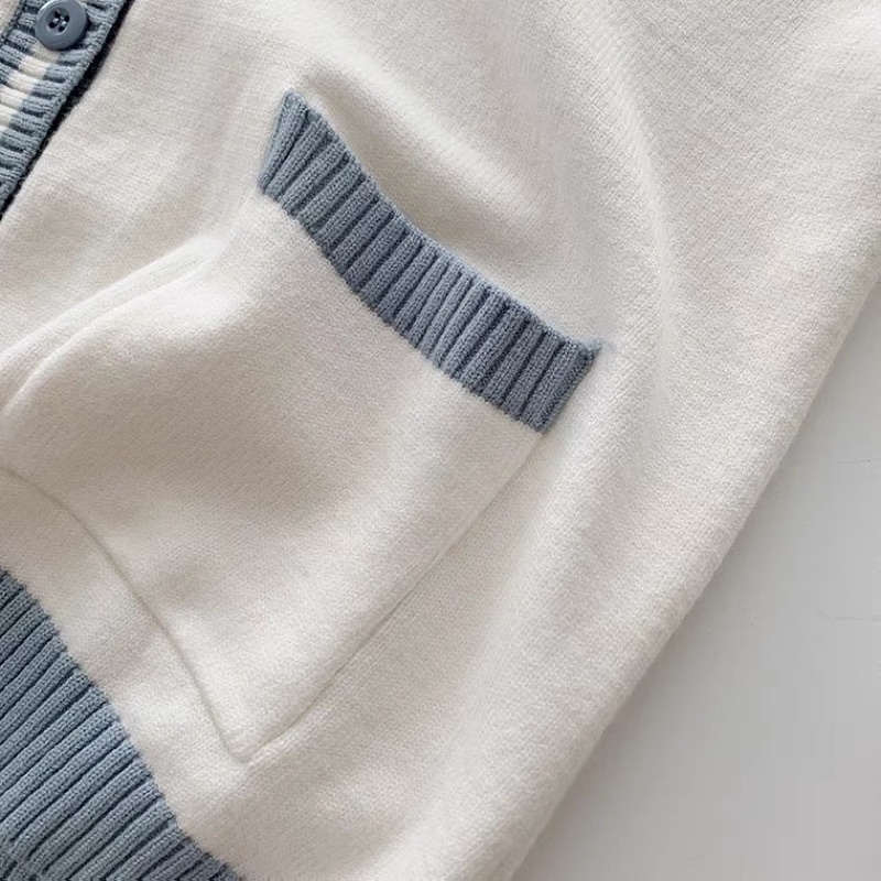 Áo khoác len cardigan trắng kem thêu gấu dễ thương viền xanh phong cách Nhật Bản Yannie