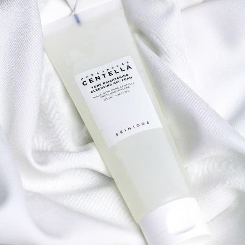 Sữa Rữa Mặt Tạo Bọt Làm Sạch Sâu, Dịu Nhẹ, Dưỡng Trắng Chiết Xuất Rau Má Skin1004 Madagascar Centella Foam 125ml