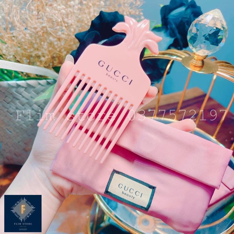 Lược gucci kèm túi trông rất là vintage luôn sang xịn mịn đi chơi dự tiệc hàng cao cấp