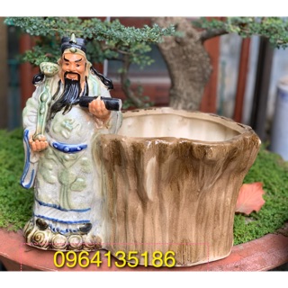Tượng Lộc Tiên men rạn bên chậu cây gốm sứ Bát Tràng