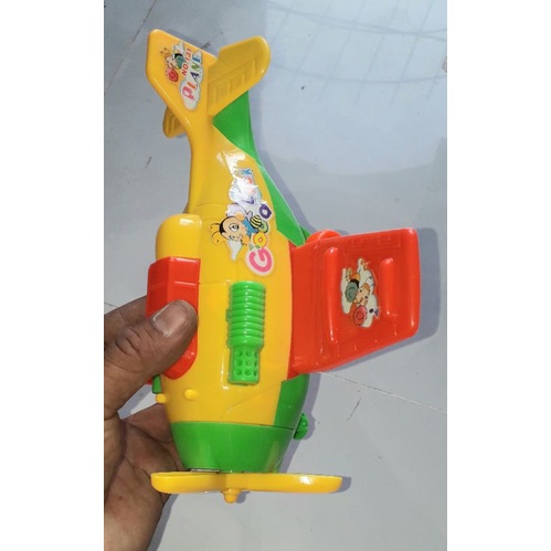 Một chiếc máy bay trực thăng bằng nhựa chạy chớn rất đẹp