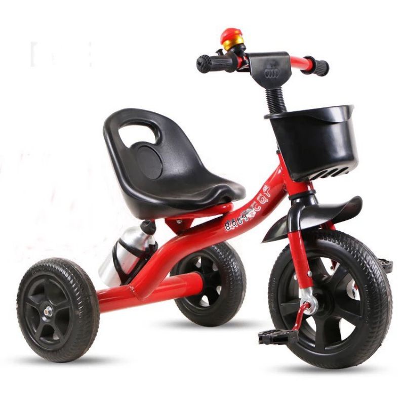 Xe đạp ba bánh con bọ có bình nước dây đai bảo vệ.