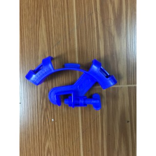 Kẹp nhựa dùng để giữ ống thay nước (ống mềm)