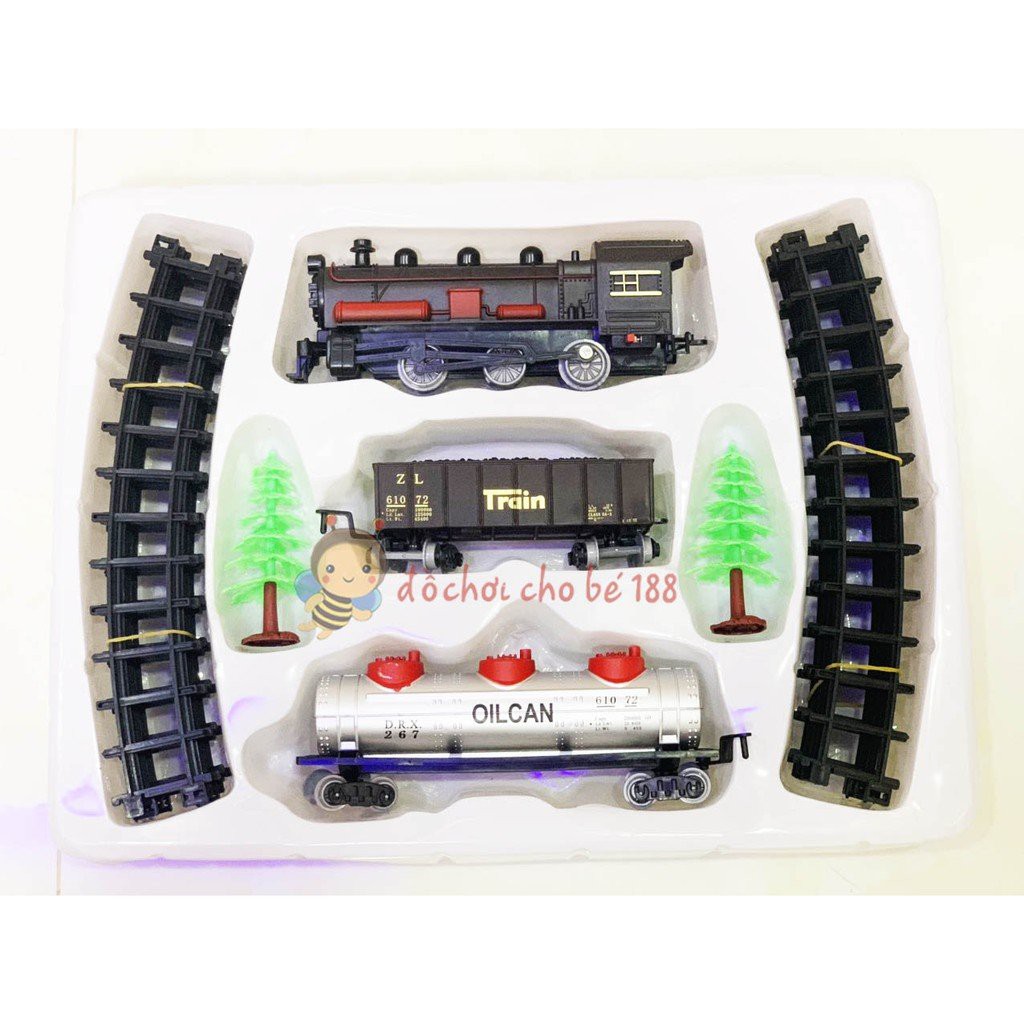 Đồ chơi đường ray xe lửa ben màu xanh có đầu tàu và 2 toa ,2 cây thông màu xanh, các đường ray