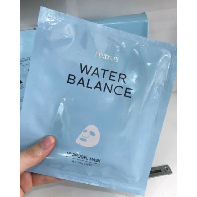 Hộp 10 miếng mặt nạ WATER BALANCE hãng LINDSAY dưỡng trắng, đắp sau lăn kim hiệu quả cao