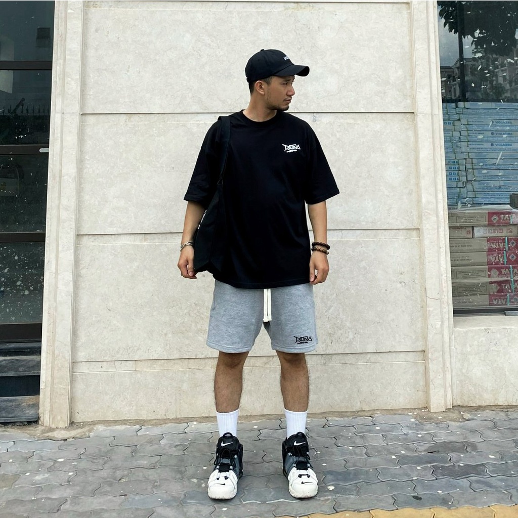 Quần short thun nam DATINO Signature màu xám xước 100% cotton da cá chất dày dặn, form rộng mặc trên gối.